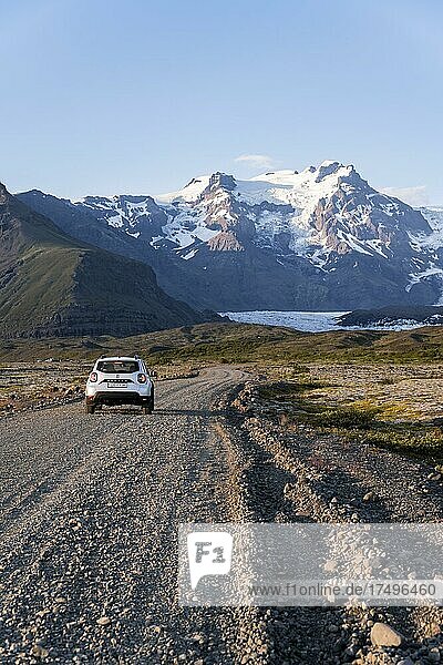 Car on gravel road  Vatnajökull glacier  mountains and wide landscape behind  Ring Road  Iceland  Europe