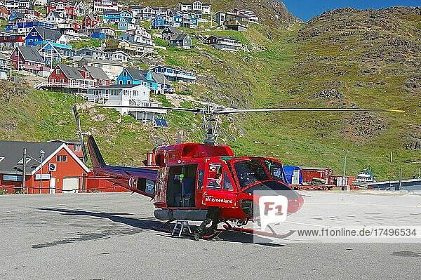 Helikopter von Air Greenland vor vielfarbigen Häusern  Qaqortoq  Kujalleq  Nordamerika  Arktis  Grönland  Dänemark  Nordamerika