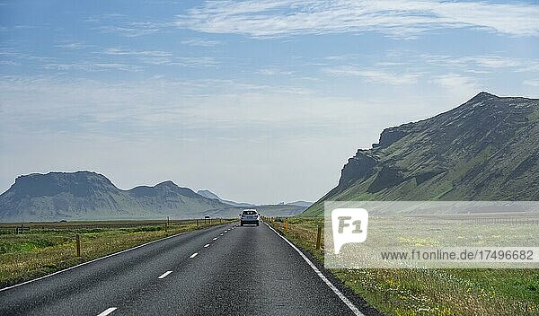 Auto auf der Ringstraße  Landschaft mit Bergen  Island  Europa