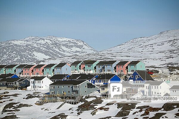 Wohnhäuser und schroffe  verschneite Berglandschaft  Nuuk  Arktis  Nordamerika  Grönland  Dänemark  Nordamerika