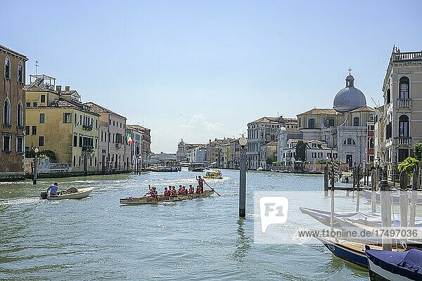 Ruderboot mit Frauen der Bucintoro Rudergesellschaft 1882  Venedig  Provinz Venedig  Italien  Europa