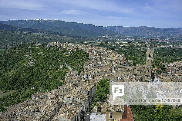 Blick von der Burg Burg Cantelmo-Caldora auf den Ort  Pacentro  Provinz L?Aquila  Italien  Europa