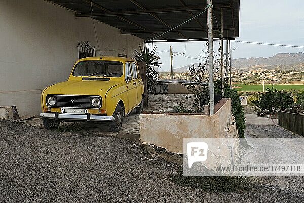 Gelber Renault R4 parkt auf Terrasse vor Haus  Grima  Andalusien  Spanien  Europa