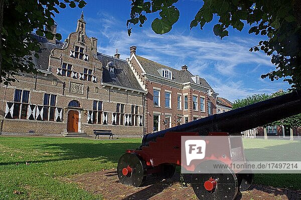 Kanone vor typischen holländischen Häusern  Willemstad  Südholland  Niederlande  Europa