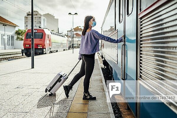 Ein Tourist mit Gepäck und Maske will den Zug besteigen  Portugal  Europa