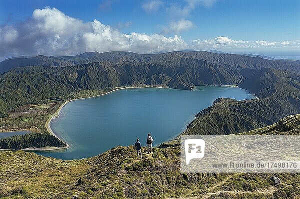 Wanderer am Gipfel des Pico Barrosa mit Blick zum Kratersees Lagoa do Fogo  Insel Sao Miguel  Azoren  Portugal  Europa