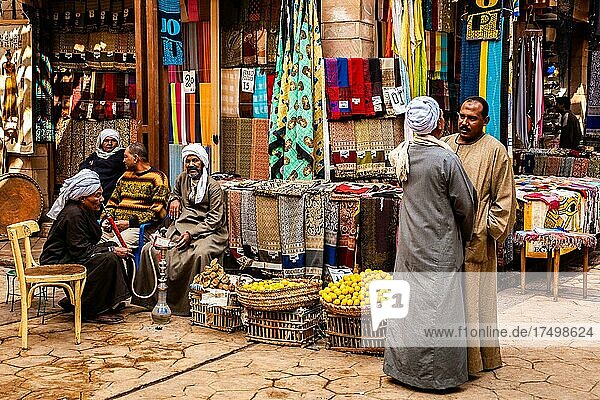 Männer rauchen Wasserpfeife  Basar in der Altstadt  Luxor  Theben  Ägypten  Luxor  Theben  Ägypten  Afrika