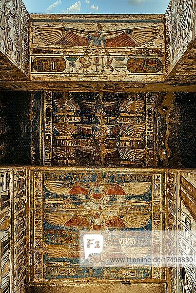 Decken-Relief im Durchgang zum 2. Hof  Medinet Habu  Totentempel Ramses III. Luxor  Theben-West  Ägypten  Luxor  Theben  West  Ägypten  Afrika
