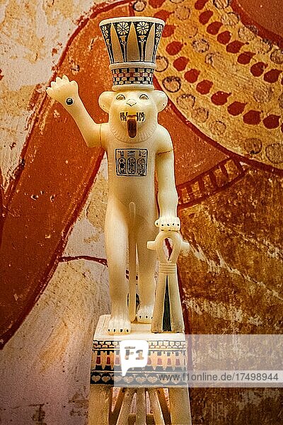 Salbgefaess aus Kalzit in Form eines Löwenjungen  Grabschaetze des Tutanchamun  archäologische Weltsensation  Repliken  Tal der Könige  berühmteste Begräbnisstätte der Welt  Luxor  Theben-West  Ägypten  Luxor  Theben  West  Ägypten  Afrika