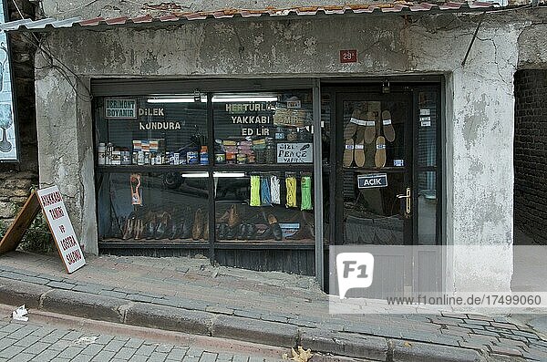 Alte Schusterei mit Schaufenster an Straße mit Steigung  Stadtteil Eminönü  Istanbul  Türkei  Asien
