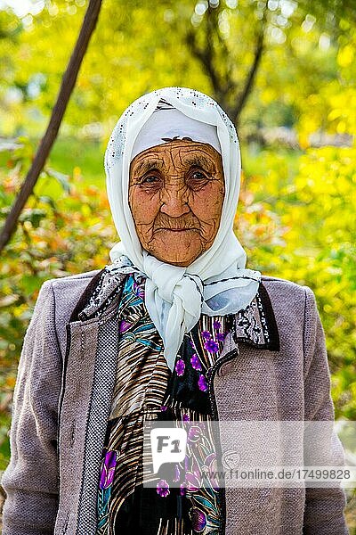 Frau in traditioneller Tracht  Usbekistan  Usbekistan  Asien
