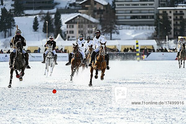 Spieler vom Team Maserati (weiß) gegen Spieler vom Team Badrutt´s Palace Hotel (schwarz)  36. Snow Polo World Cup St. Moritz 2020  St. Moritzersee  St. Moritz  Graubünden  Schweiz  Europa