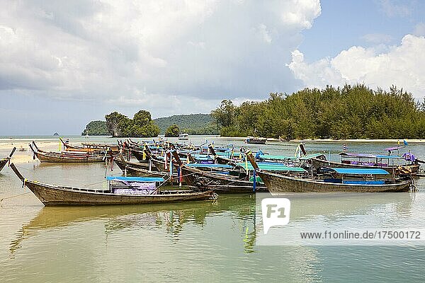 Fischerboote am Ao Nang Beach  Krabi fishing boats  Ao Nang Beach  Krabi  Ao Nang  Krabi  Thailand  Asien