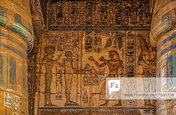 Relief im Säulengang vor dem Hypostyl im zweiten Hof  Medinet Habu  Totentempel Ramses III. Luxor  Theben-West  Ägypten  Luxor  Theben  West  Ägypten  Afrika