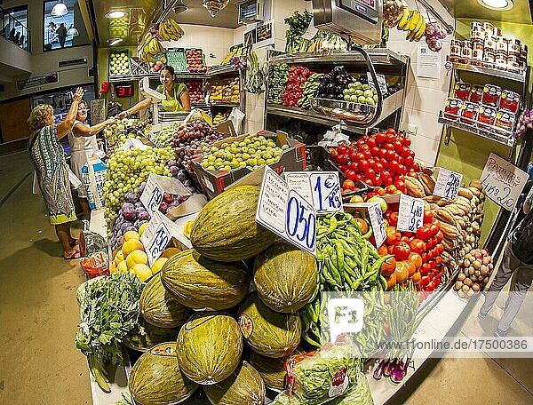 Obst und Gemüse in einer Markthalle im spanischen Ort Chiclana  Spanien  Europa