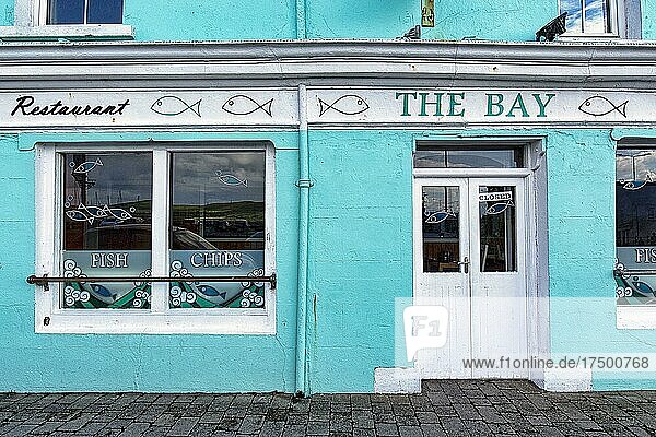 Türkisblaue Fassade  Imbiss  Restaurant  Fish & Chips  Schild mit der Aufschrift closed  Dingle  Kerry  Irland  Europa