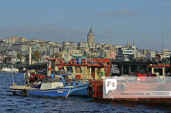 Schiffe am Goldenen Horn mit Blick auf Galataturm im Stadtviertel Karaköy  Istanbul  Türkei  Asien