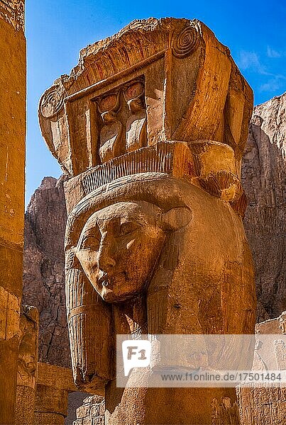 Hathor-Kapitell einer Säule im Hathor-Tempel  Totentempel der Pharaonin Hatschepsut  Deir el-Bahari  Luxor  Theben-West  Ägypten  Luxor  Theben  West  Ägypten  Afrika