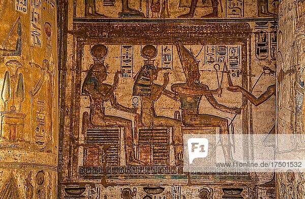 Relief im Säulengang vor dem Hypostyl im zweiten Hof  Medinet Habu  Totentempel Ramses III. Luxor  Theben-West  Ägypten  Luxor  Theben  West  Ägypten  Afrika