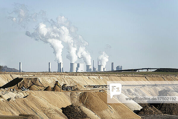 Industrielle Schornsteine ??emittieren Schadstoffe im Tagebau Garzweiler  Nordrhein-Westfalen  Deutschland