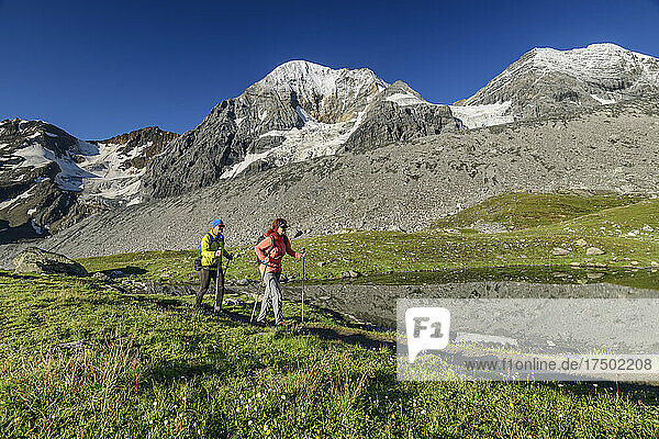 Zwei Personen wandern in den Ortler-Alpen