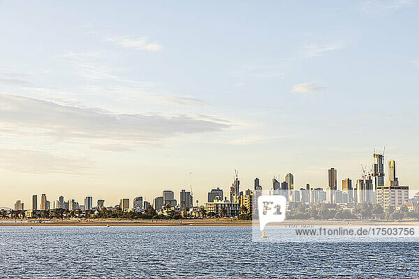 Australien  Victoria  Melbourne  Port Philip Bay in der Sommerdämmerung mit der Skyline der Stadt im Hintergrund
