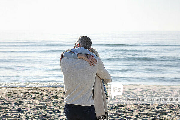 Paar umarmt sich am Strand