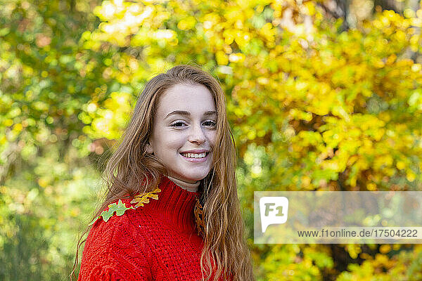 Glückliche junge Frau im Herbstwald