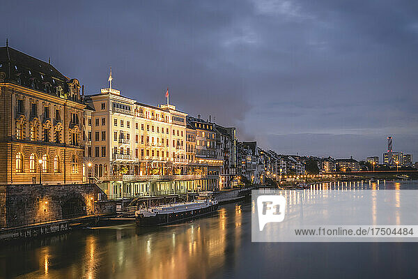 Schweiz  Basel-Stadt  Basel  Stadtufer bei Nacht von der Mittelbrücke aus gesehen