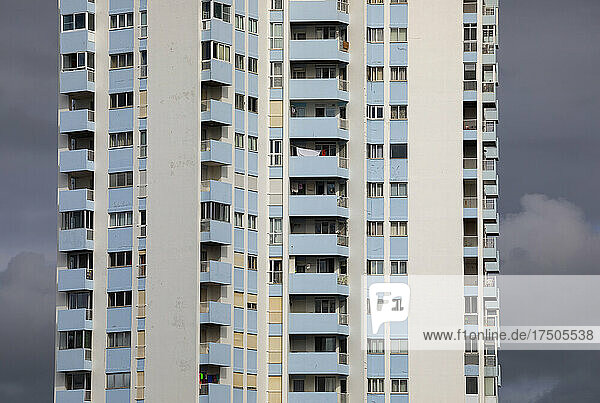 Portugal  Azoren  Ponta Delgada  Reihen identischer Balkone von Mehrfamilienhäusern