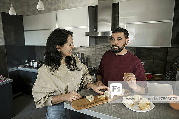 Paar bereitet Frühstück in der Küche zu