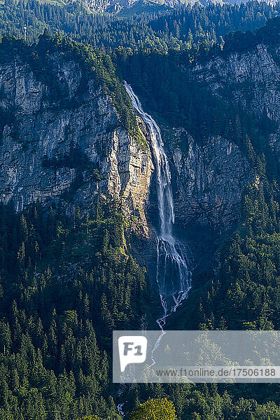 Malerische Aussicht auf den Oltschibach-Wasserfall im Berner Oberland  Schweiz