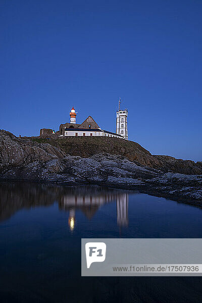Frankreich  Finistère  Plougonvelin  klarer blauer Himmel über dem Leuchtturm von Saint-Mathieu in der Abenddämmerung