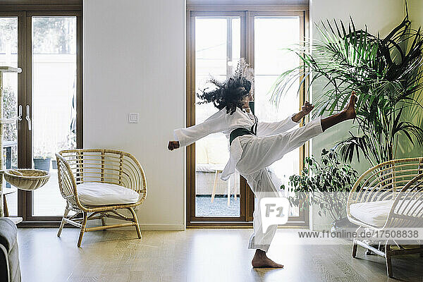 Ehrgeiziges Mädchen übt Karate im Wohnzimmer
