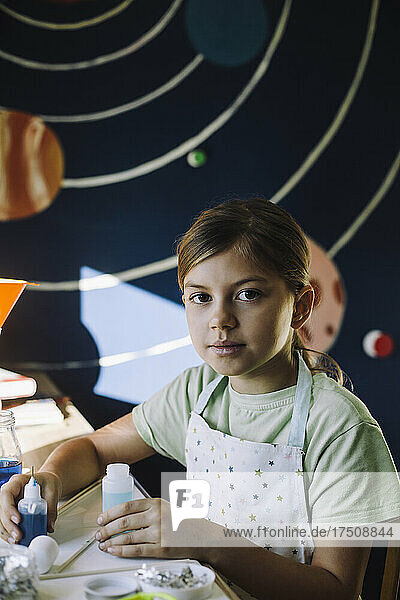 Porträt eines Mädchens mit einer Chemikalie bei einem wissenschaftlichen Experiment am Tisch