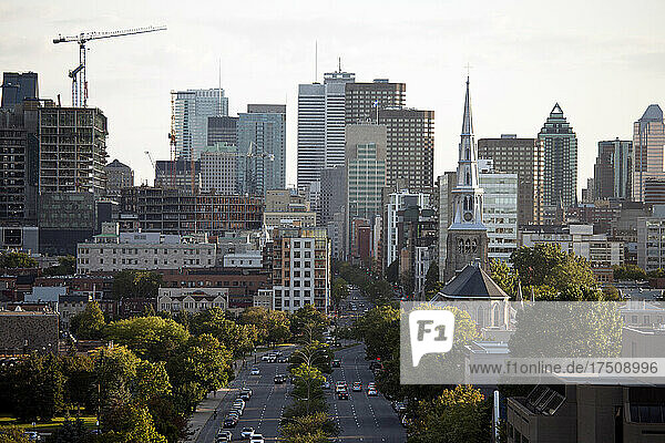 Erhöhte Ansicht der Stadt Quebec  Grünfläche  hohe Gebäude  Hauptstraße und Bauarbeiten.