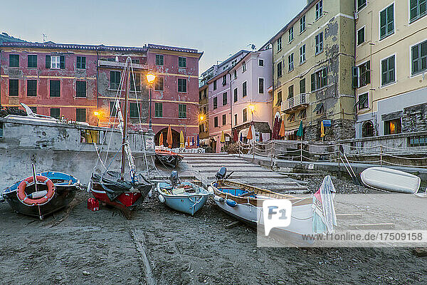 Strand und Fischerboote am Ufer von Le Spezia  eine Piazza und historische Gebäude  Dämmerung