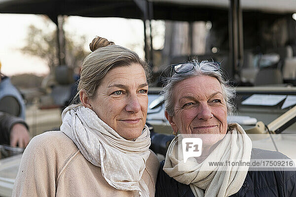 Zwei Frauen nebeneinander in einem Safarifahrzeug  erwachsene Frau und ihre Mutter  Familienporträt
