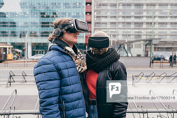 Italy  Couple withVRgoggles standing in city