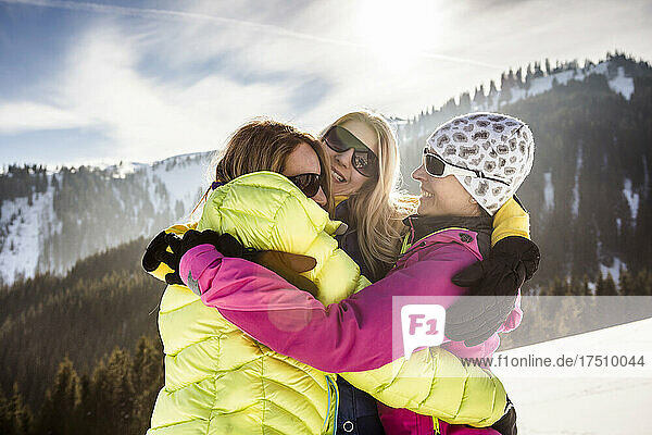Drei glückliche Frauen umarmen sich in der Winterlandschaft  Achenkirch  Österreich