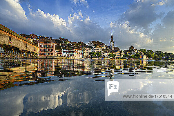 Schweiz  Kanton Thurgau  Diessenhofen  glänzende Oberfläche des Hochrheins mit Dorfhäusern im Hintergrund