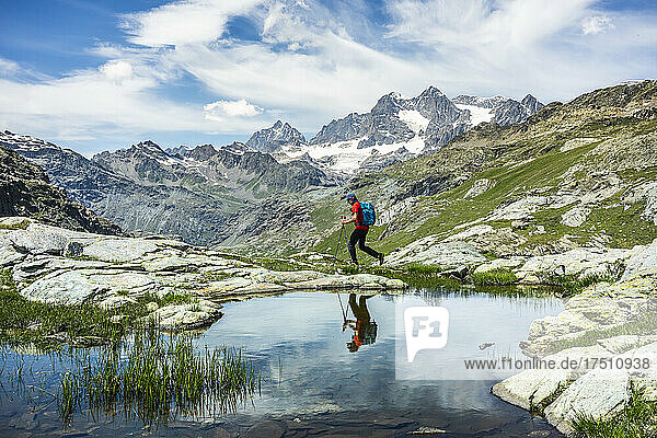 Mann erkundet bei einem Spaziergang am See in den westlichen Rätischen Alpen  Sondrio  Italien