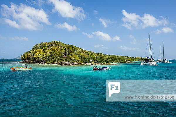 Segelboote vor Anker in den Tobago Cays vor blauem Himmel  St. Vincent und die Grenadinen  Karibik