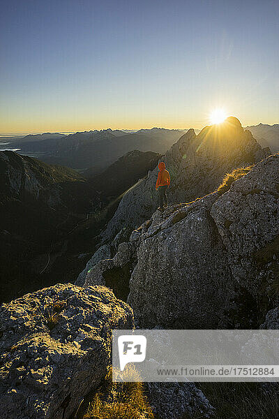 Rückansicht einer Wanderin am Aussichtspunkt bei Sonnenaufgang  Gimpel  Tirol  Österreich