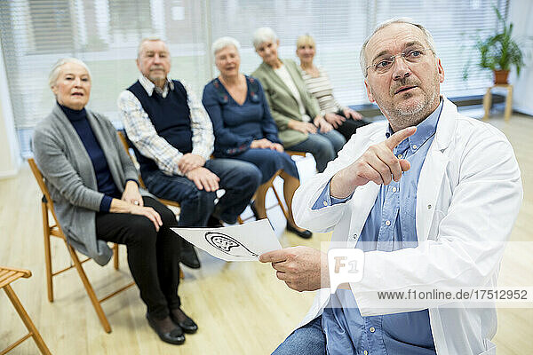 Gruppe von Senioren nimmt an Gesundheitsberatung im Altersheim teil