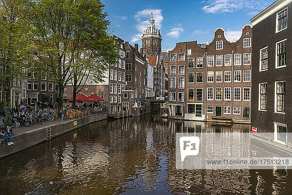 Niederlande  Nordholland  Amsterdam  historische Häuser am Kanal in Binnenstad