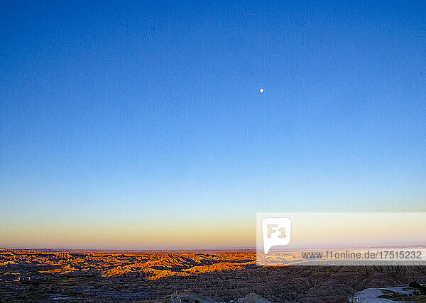 Nordamerika  USA  South Dakota  Badlands National Park  Monduntergang bei Sonnenaufgang