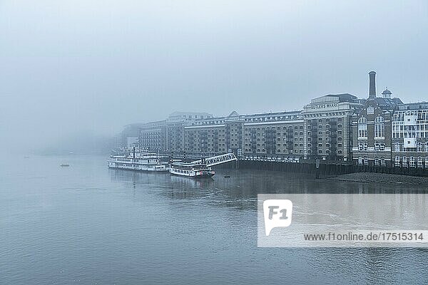 Butlers Wharf Pier und Themse in dichtem Nebel und Dunst  an einem kühlen Wintermorgen in der Stadt bei nebligem und dunstigem Wetter während der Covid-19-Coronavirus-Abriegelung  England  UK