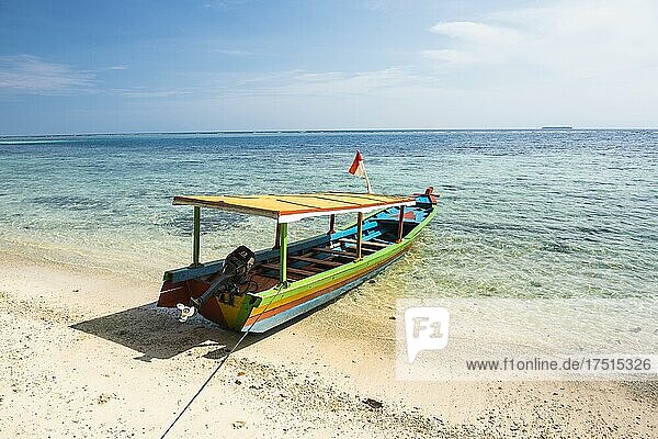 Traditionelles indonesisches Boot auf der Insel Marak  einer einsamen tropischen Insel in der Nähe von Padang in West-Sumatra  Indonesien  Asien  Hintergrund mit Kopierraum