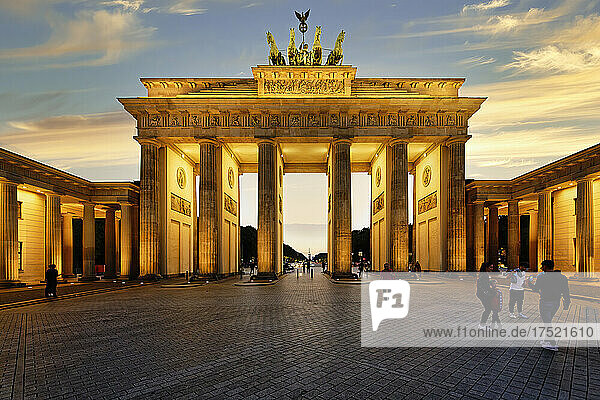 Brandenburg Gate at sunset  Pariser Square  Unter den Linden  Berlin  Germany  Europe